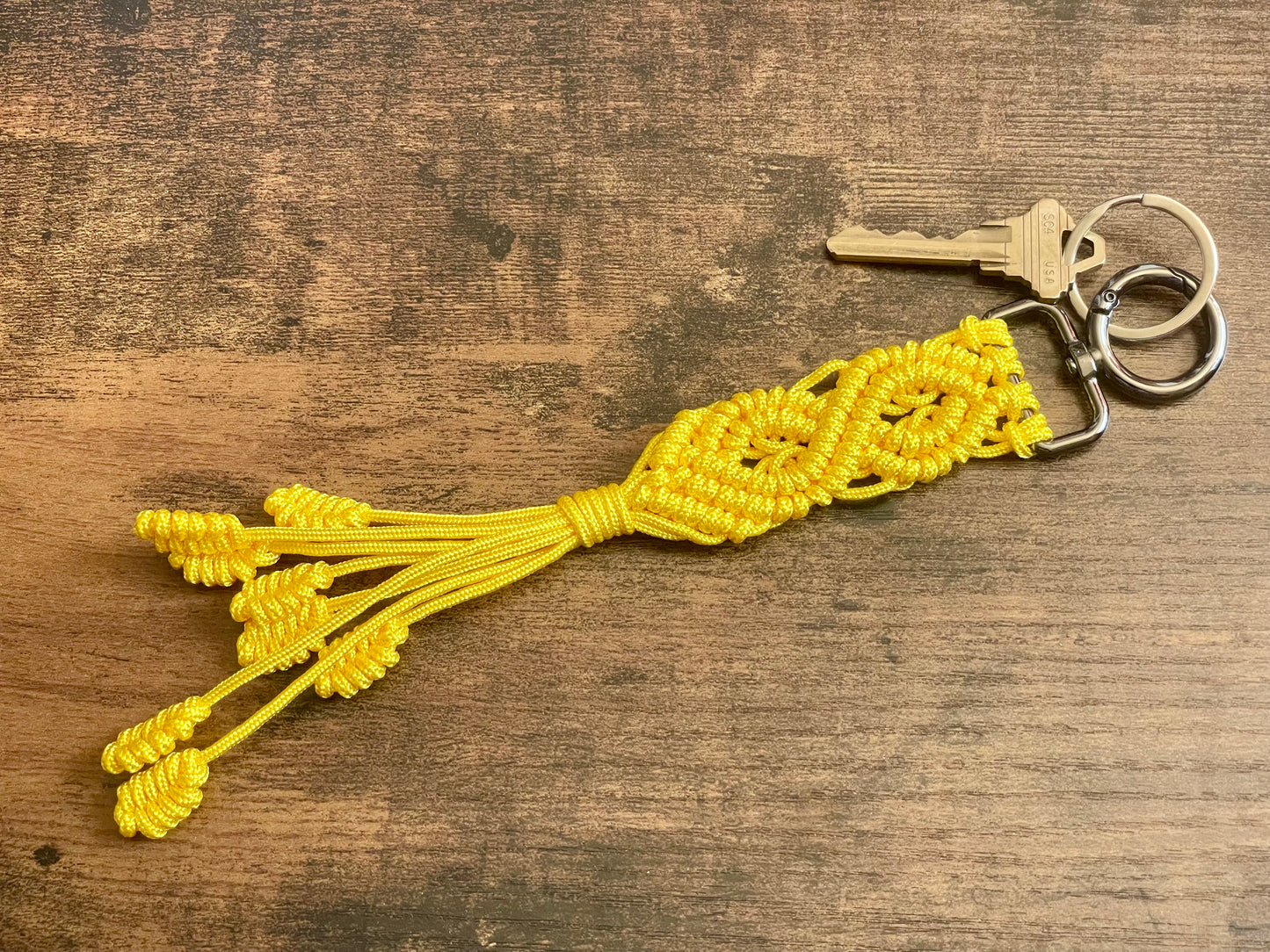 Macramé Paracord Keychain – Yellow Gold Double Diamond Knot