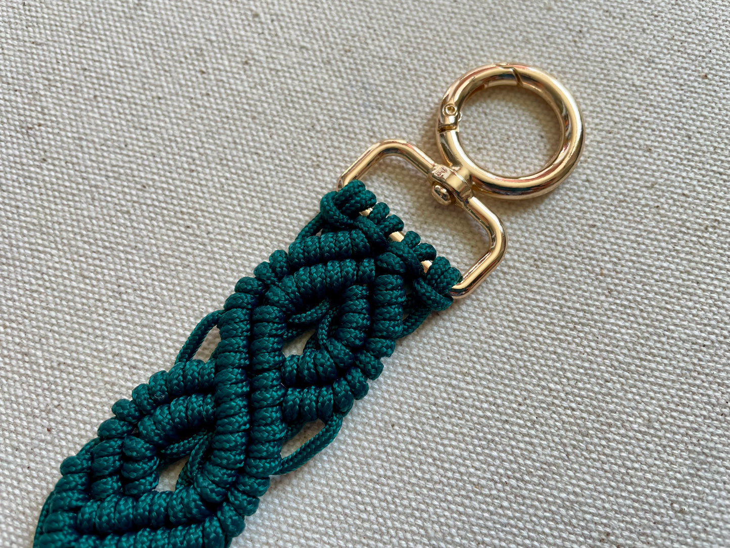 Macramé Paracord Keychain – Forest Green Double Diamond Knot