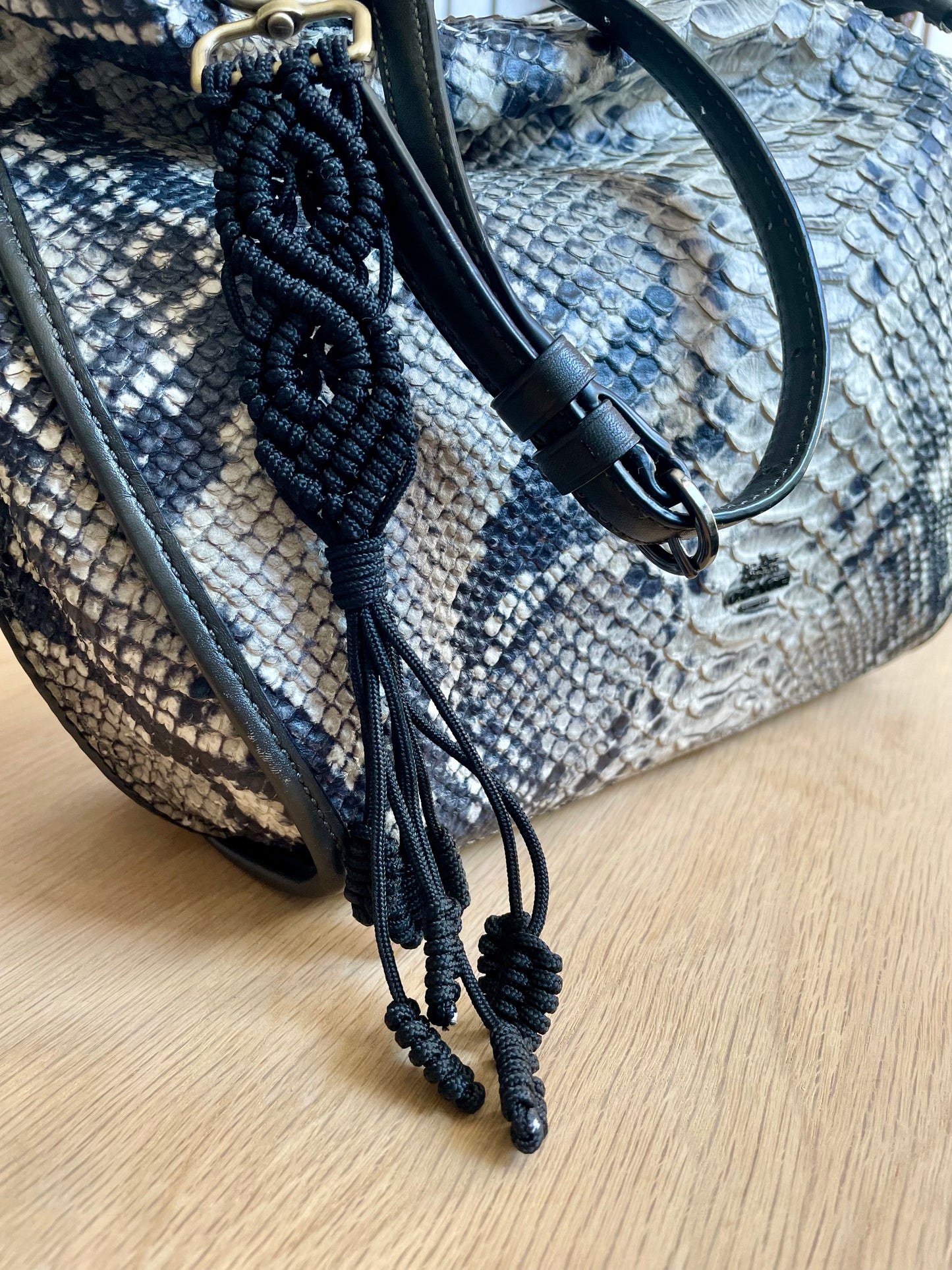 Macramé Paracord Keychain – Black Double Diamond Knot