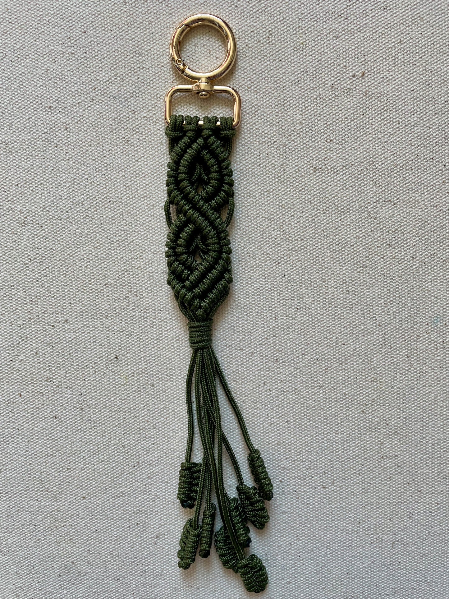 Macramé Paracord Keychain – Olive Double Diamond Knot