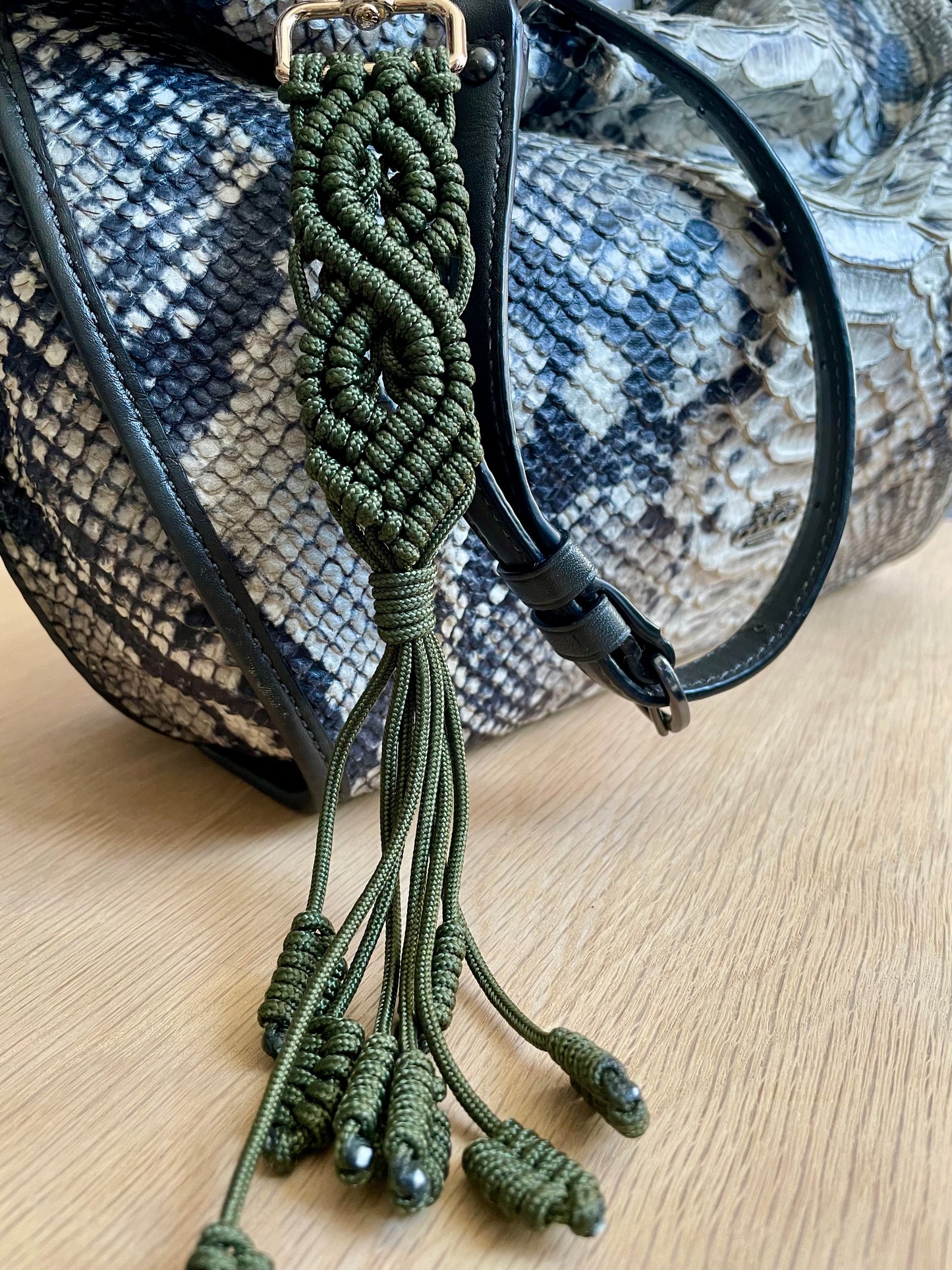Macramé Paracord Keychain – Olive Double Diamond Knot