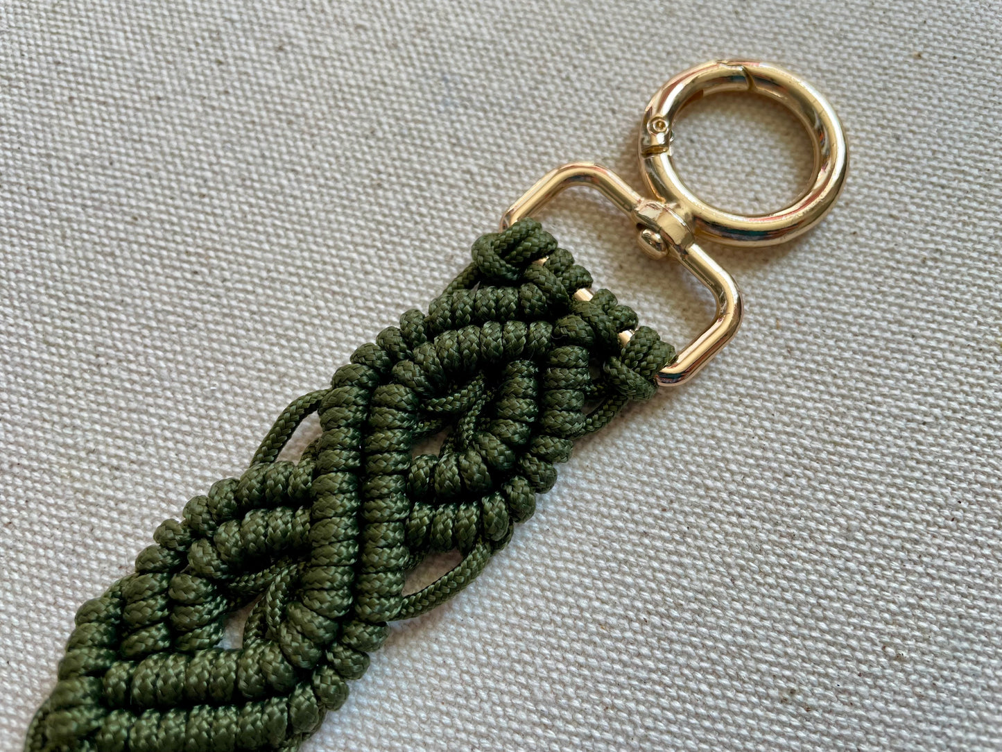 Macramé Paracord Keychain – Olive Double Diamond Knot